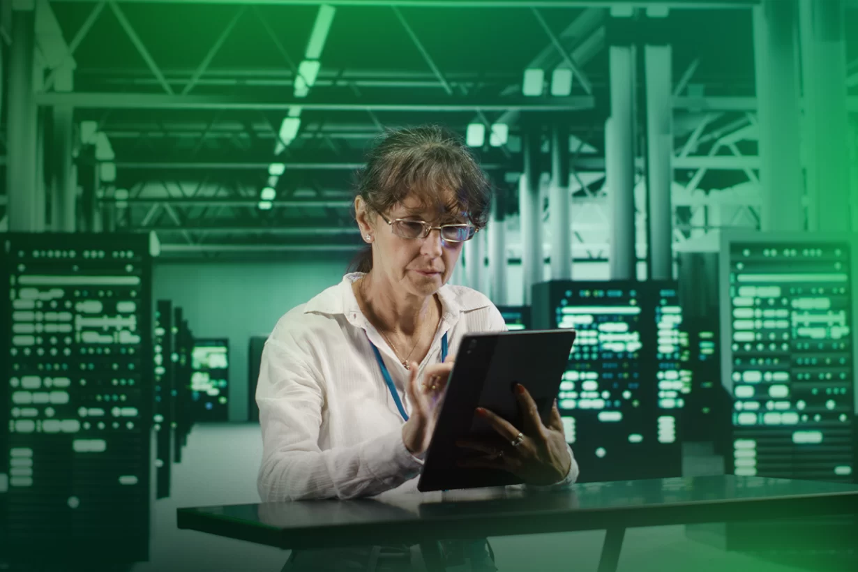 Mulher usando tablet em ambiente tecnológico.