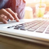 Pessoa utilizando o teclado