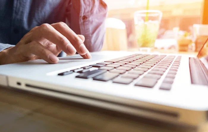Pessoa utilizando o teclado