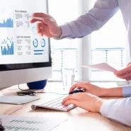 Grupo de pessoas analisando gráficos no computador