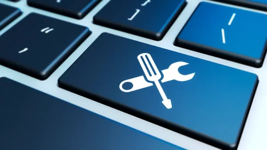 Logo de ferramentas em teclado
