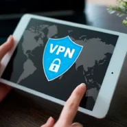 Escudo com um cadeado escrito "VPN", sendo exibido em um tablet