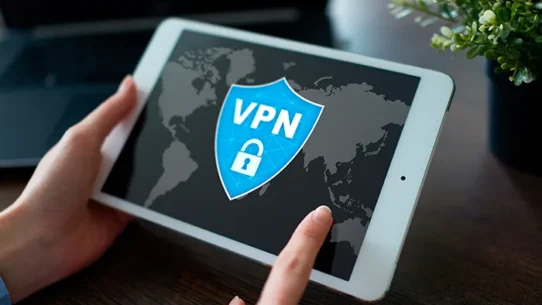 Escudo com um cadeado escrito "VPN", sendo exibido em um tablet