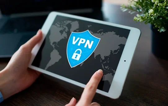 Escudo com um cadeado escrito "VPN", sendo exibido em um tablet