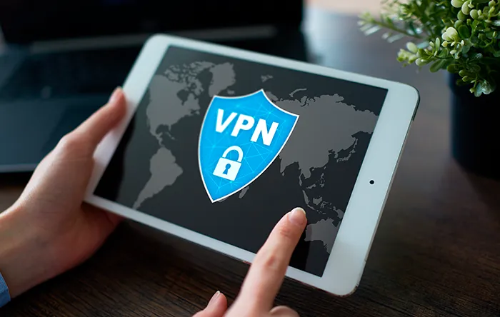 Escudo com um cadeado escrito "VPN", sendo exibido em um tablet