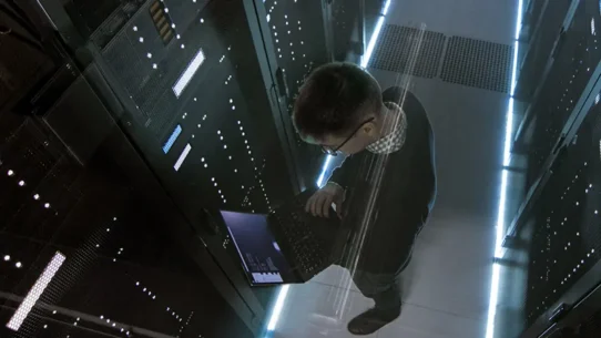 Homem analisando servidores