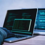Homem interagindo com o terminal de um notebook