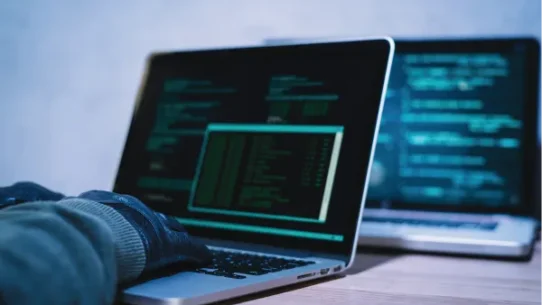 Homem interagindo com o terminal de um notebook