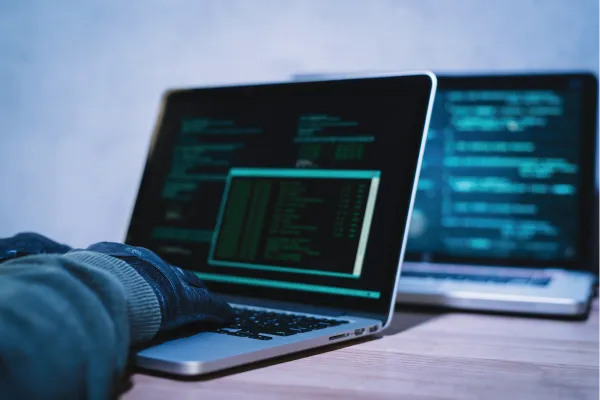 Homem interagindo com o terminal de um notebook