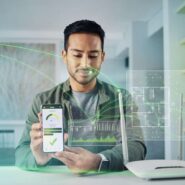 Homem usando smartphone para monitorar rede Wi-Fi.