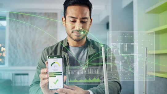 Homem usando smartphone para monitorar rede Wi-Fi.