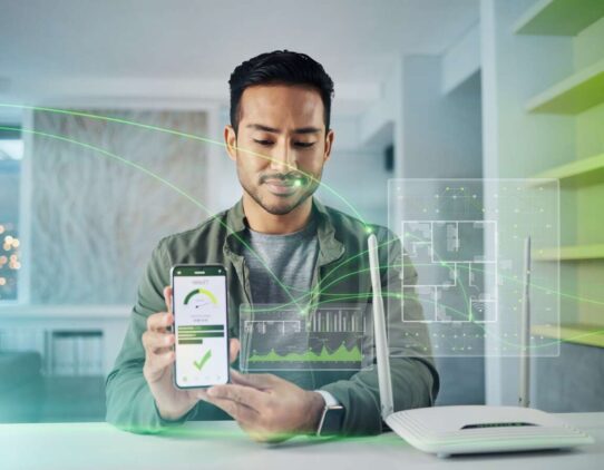 Homem usando smartphone para monitorar rede Wi-Fi.