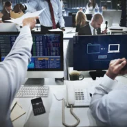 Grupo de pessoas trabalhando com tecnologia