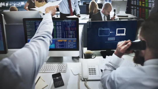 Grupo de pessoas trabalhando com tecnologia