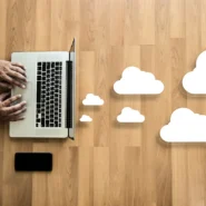Pessoa interagindo com o notebook, com nuvens ao lado