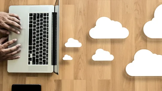 Pessoa interagindo com o notebook, com nuvens ao lado