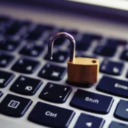 Cadeado sobre o teclado, simbolizando proteção digital