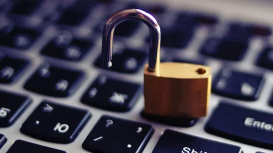 Cadeado sobre o teclado, simbolizando proteção digital