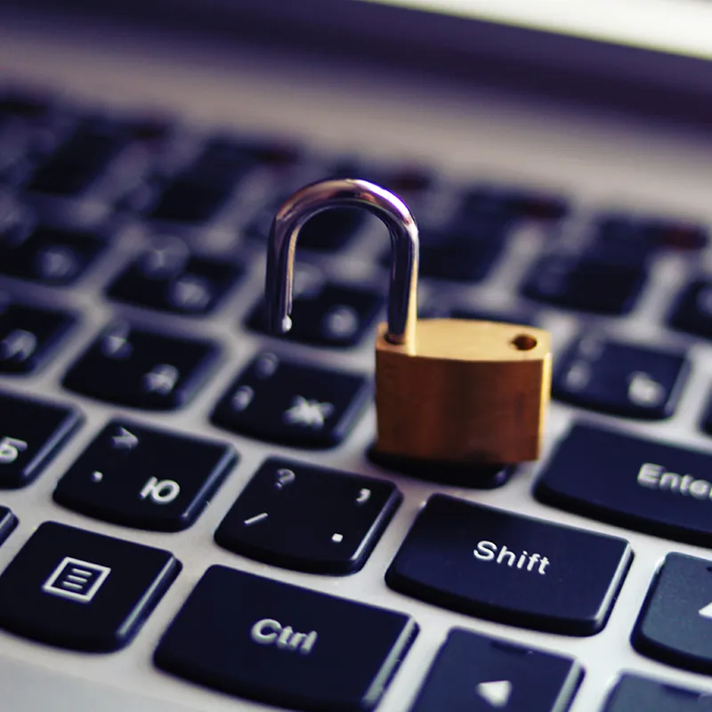 Cadeado sobre o teclado, simbolizando proteção digital