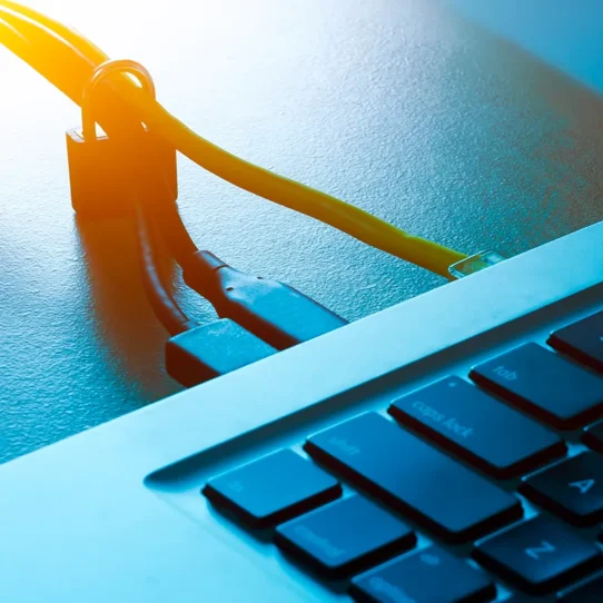 Cabos conectados em notebook