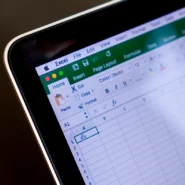 Tela de notebook com o programa Excel aberto
