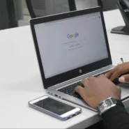 Pessoa interagindo com o notebook, pesquisando na internet