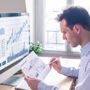 Homem analisando relatórios financeiros