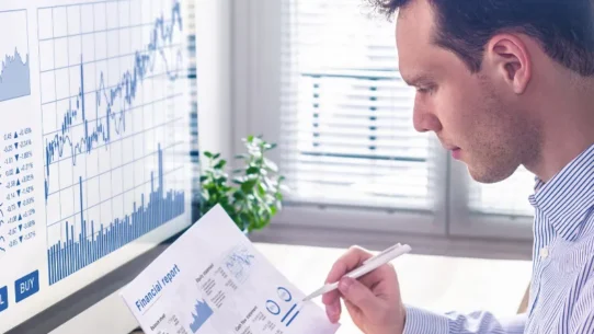 Homem analisando relatórios financeiros
