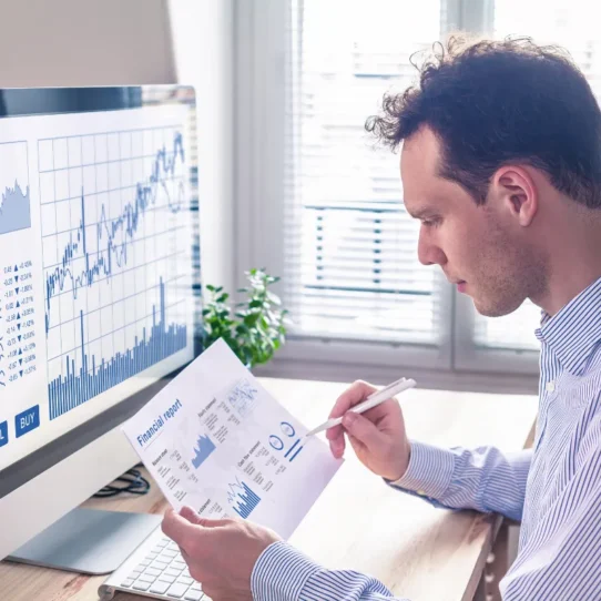 Homem analisando relatórios financeiros