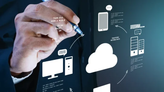 Pessoa interagindo com componentes da tecnologia