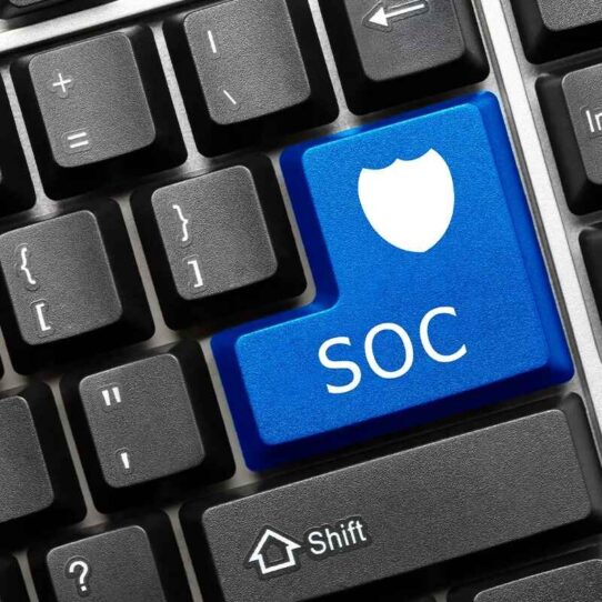 Teclado com a tecla Enter da cor azul, personalizado com a sigla SOC e um escudo.