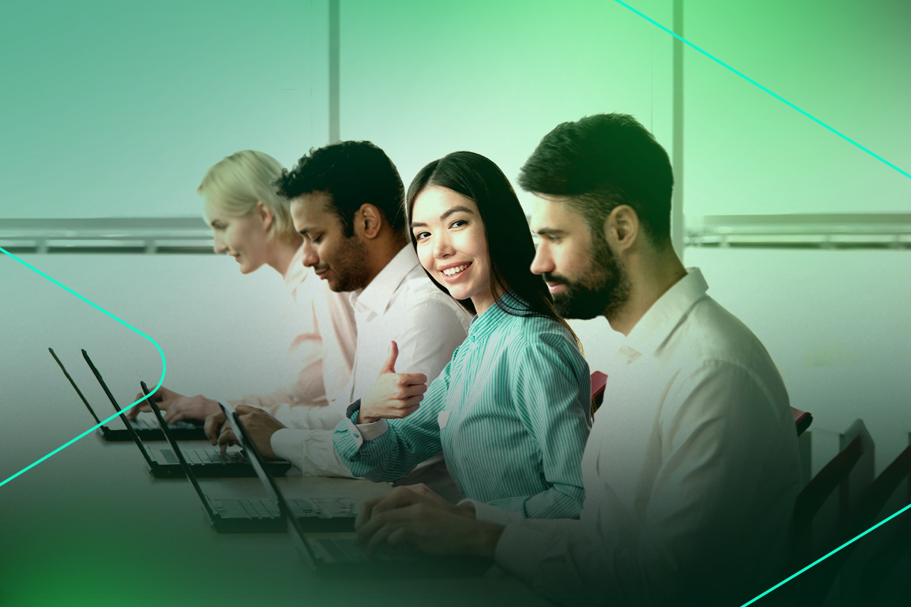 Profissionais em ambiente de trabalho colaborativo