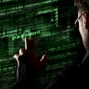 Homem interagindo com uma tela holográfica, semelhante à um terminal de computadores.