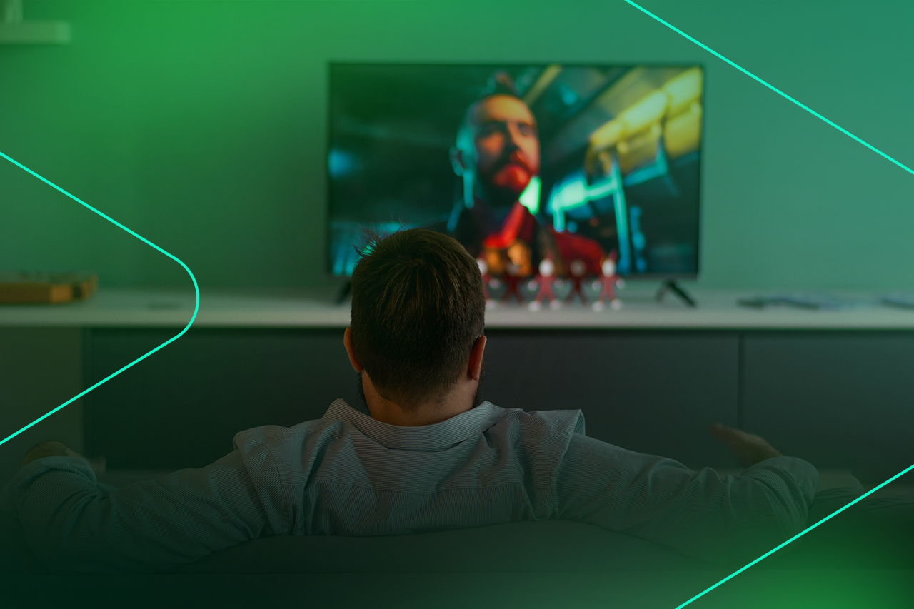 Homem assistindo série em TV moderna