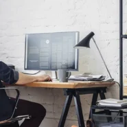 Homem trabalhando ao computador no modelo home office