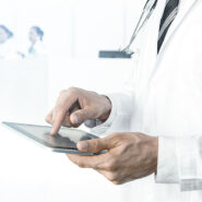Médico interagindo com um tablet