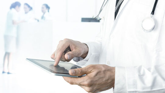 Médico interagindo com um tablet