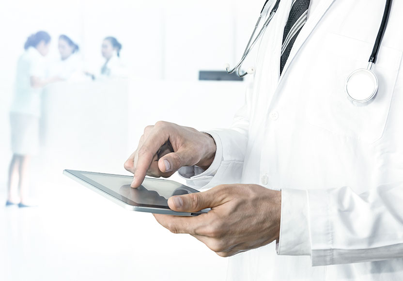 Médico interagindo com um tablet