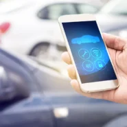 Pessoa utilizando o celular para verificar aspectos de frotas de veículos.