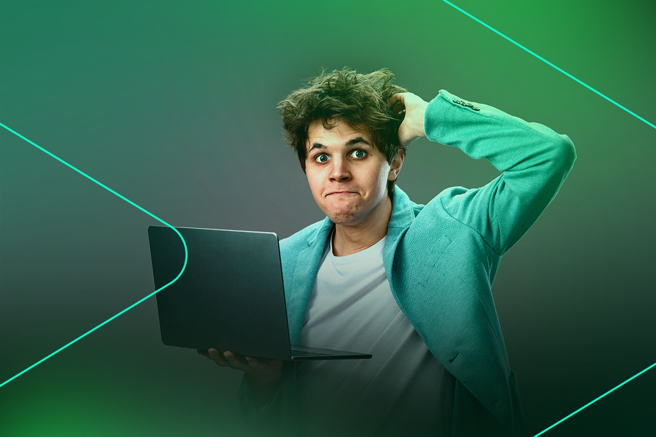 Jovem confuso com laptop nas mãos