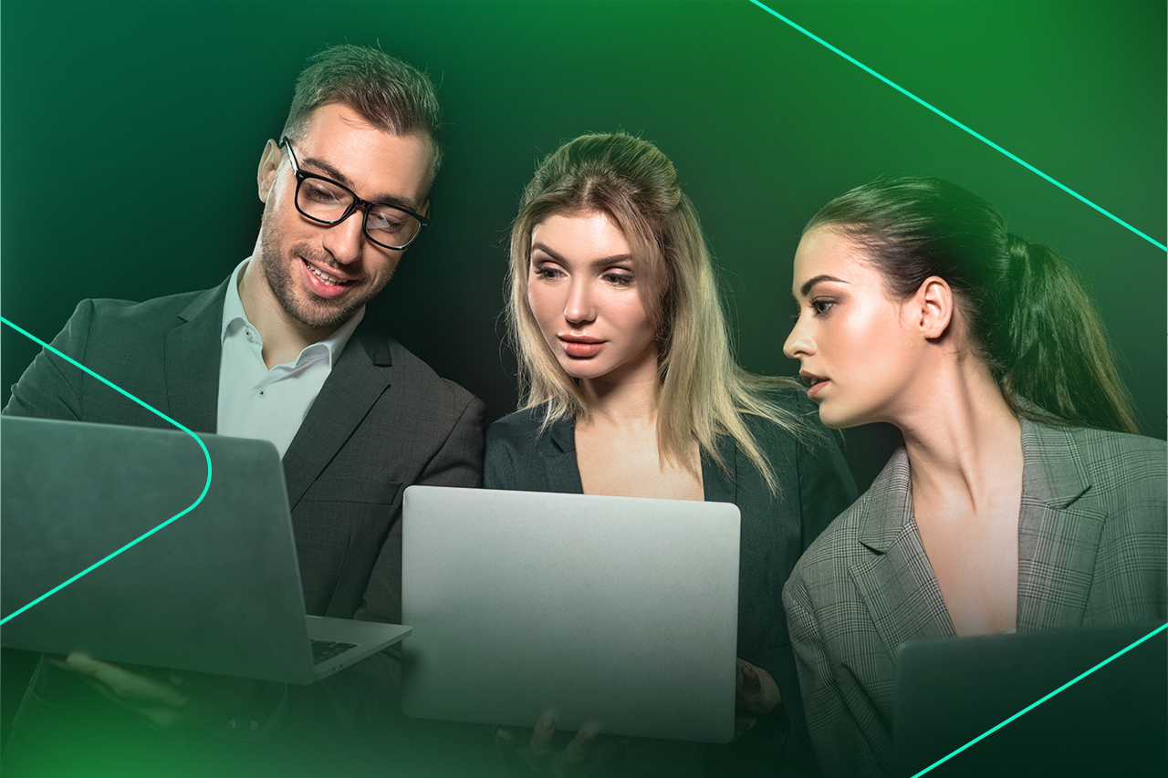 Três profissionais analisando dados em laptops