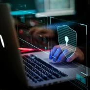 Homem trabalhando ao computador
