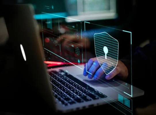 Homem trabalhando ao computador