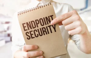 Pessoa apontando para um bloco de notas escrito "Endpoint Security"