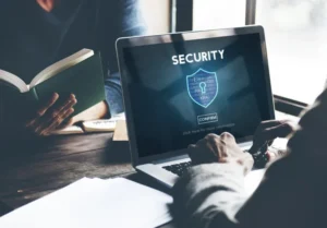 Computador exibindo a mensagem de segurança