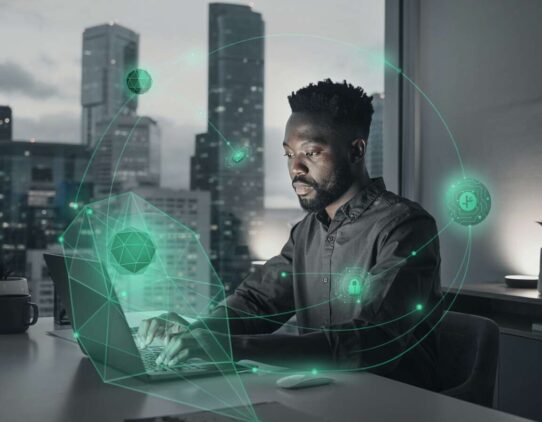 Homem trabalhando em computador com elementos tecnológicos.
