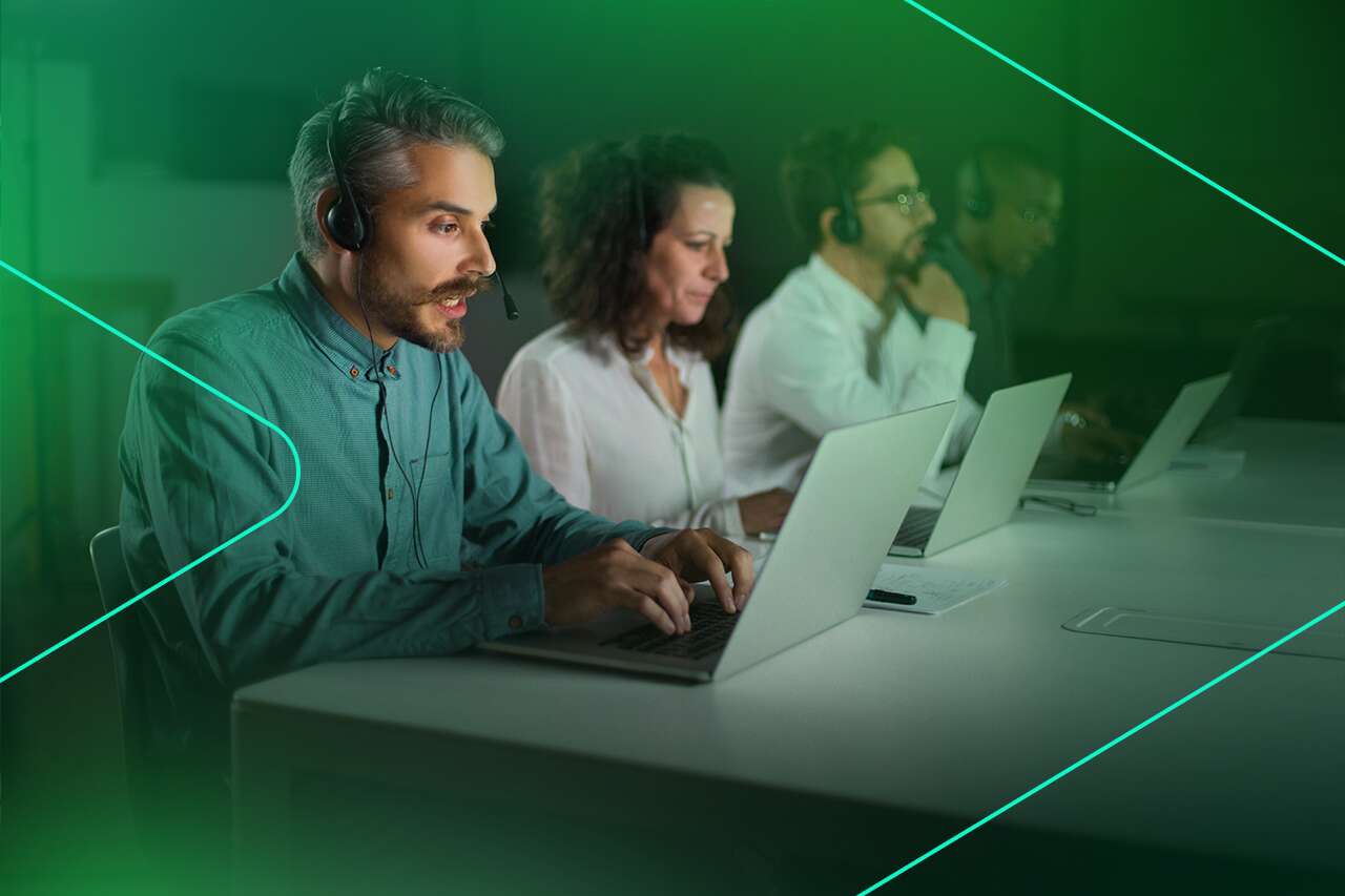 Equipe de suporte técnico com fones de ouvido em trabalho