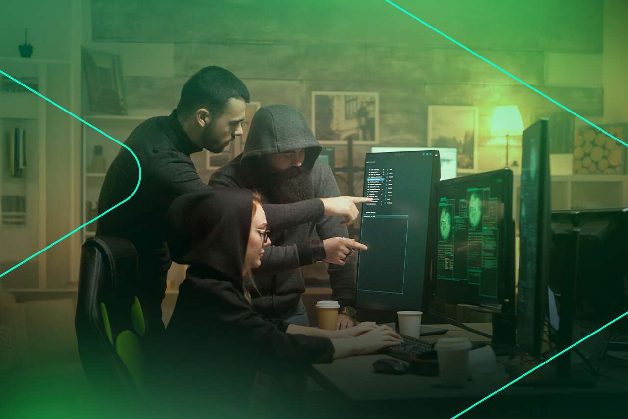 Grupo de pessoas analisando dados em computadores