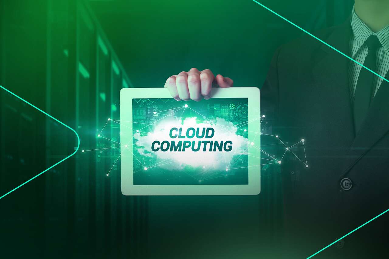 Homem segurando tablet com a frase Cloud Computing