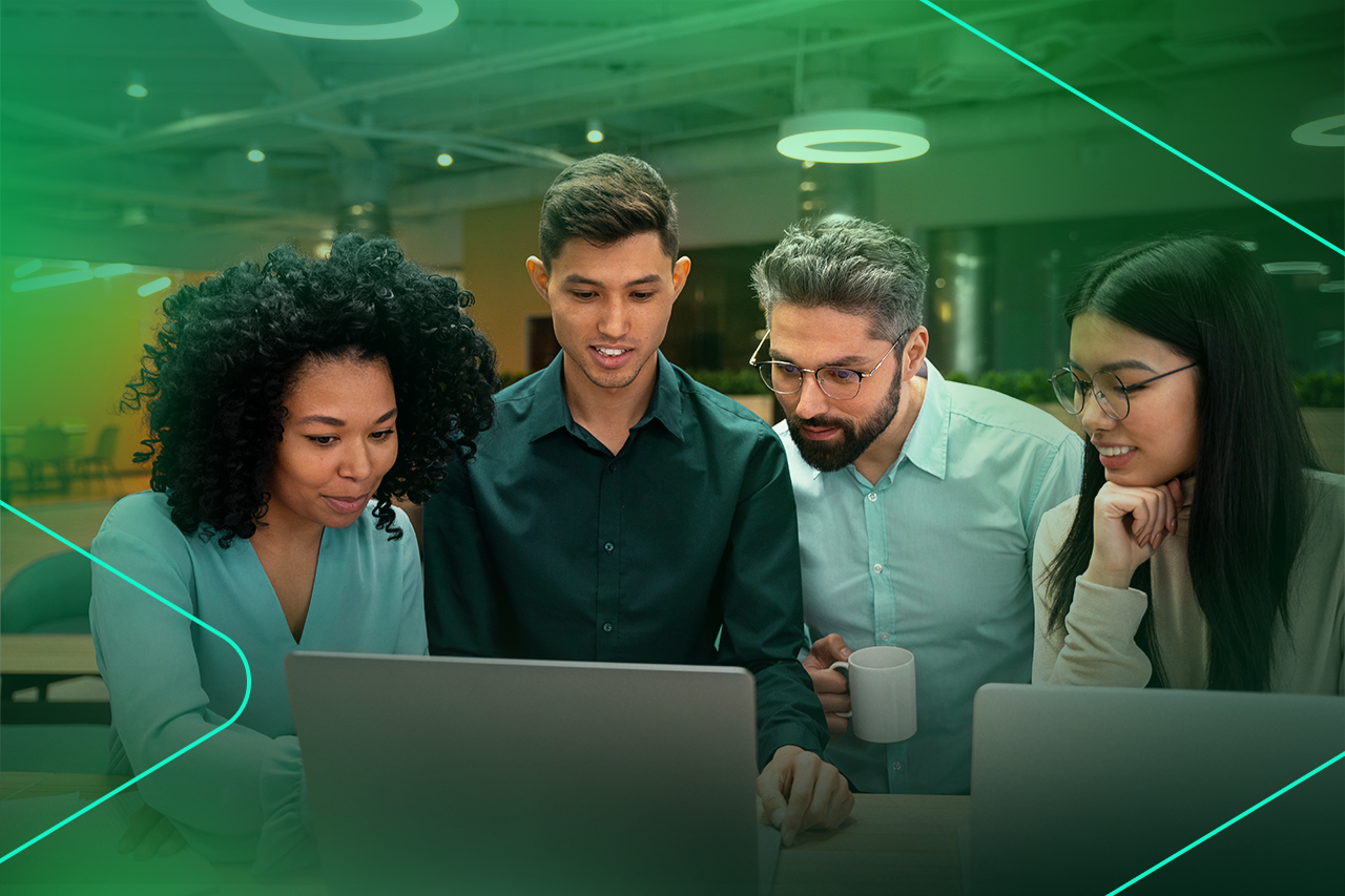 Grupo de pessoas colaborando em um laptop